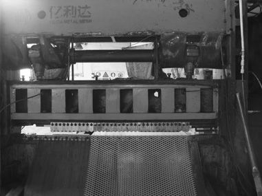 買了第一臺(tái)鋼板網(wǎng)機(jī)。 買了第一臺(tái)鋼板網(wǎng)機(jī)。